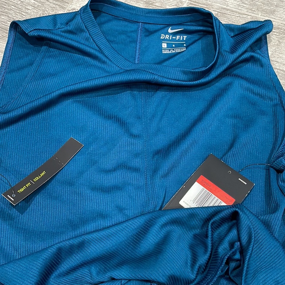 Nike Dri-FIT Cropped Twist Training Tank Top - Picture 3 of 12